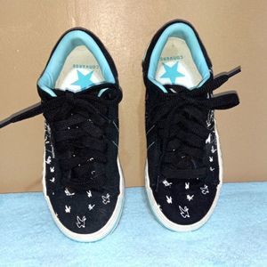 CONVERSE women's athletic shoe size 6.